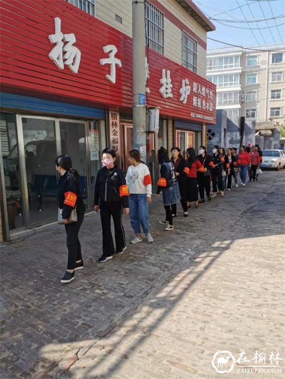 治安巡逻队伍进入巷道安全排查