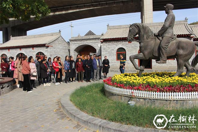 集体瞻仰邓宝珊将军塑像