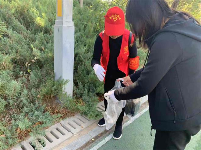 榆阳区长虹路社区开展“向祖国献礼 志愿者在行动 烟头不落地 榆林更美丽”主题活动
