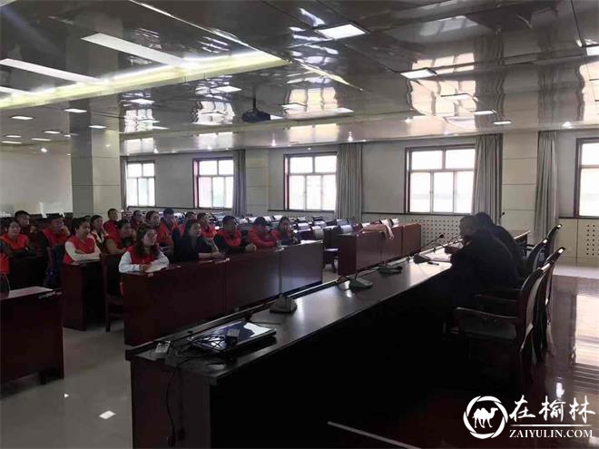 靖边交警开展集中整治车让人、行人横穿马路等违法行为