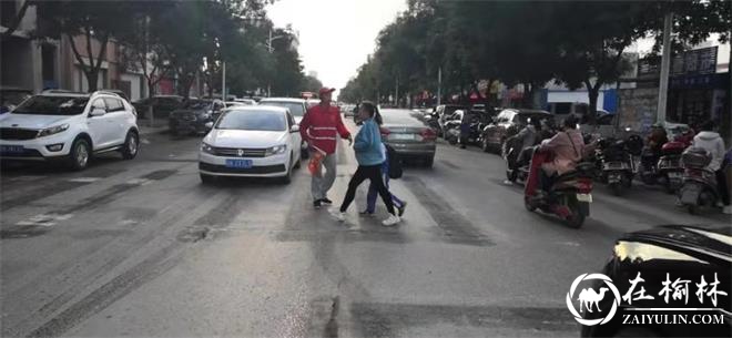 靖边交警开展集中整治车让人、行人横穿马路等违法行为