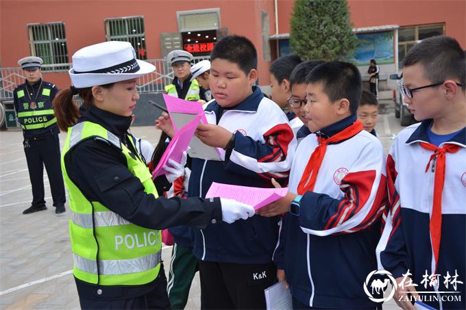 靖边交警“操场”大讲堂话交通安全