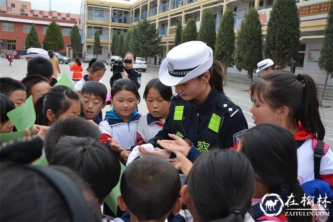 靖边交警“操场”大讲堂话交通安全