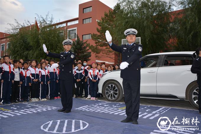 靖边交警“操场”大讲堂话交通安全