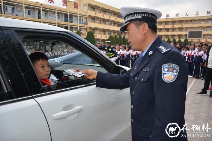 靖边交警“操场”大讲堂话交通安全