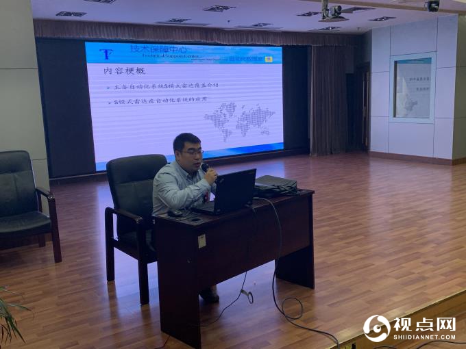 技术人员向管制人员开展培训 拍摄/丁小琨