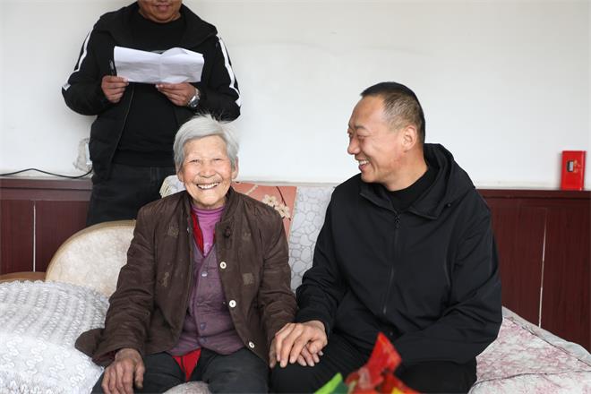 神木市大保当镇党委书记李光斌遍访贫困户