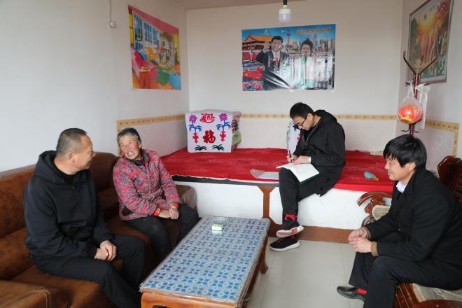 神木市大保当镇党委书记李光斌遍访贫困户