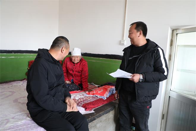 神木市大保当镇党委书记李光斌遍访贫困户