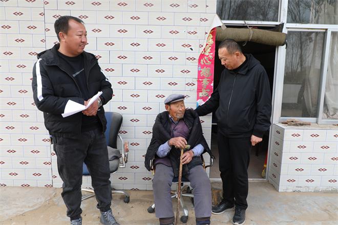 神木市大保当镇党委书记李光斌遍访贫困户