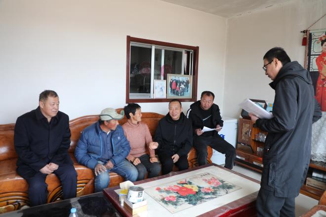 神木市大保当镇党委书记李光斌遍访贫困户