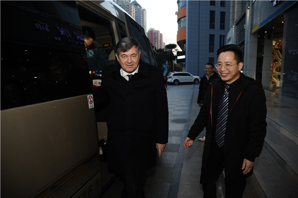 邱锋陪同吉尔吉斯共和国总统顾问一行考察高新区中亚科技服务站