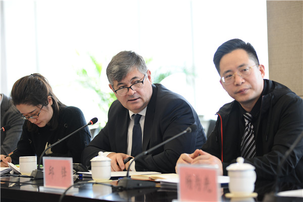 邱锋陪同吉尔吉斯共和国总统顾问一行考察高新区中亚科技服务站