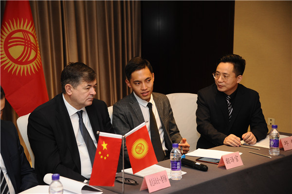 邱锋陪同吉尔吉斯共和国总统顾问一行考察高新区中亚科技服务站