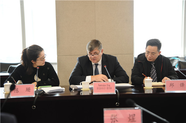 邱锋陪同吉尔吉斯共和国总统顾问一行考察高新区中亚科技服务站