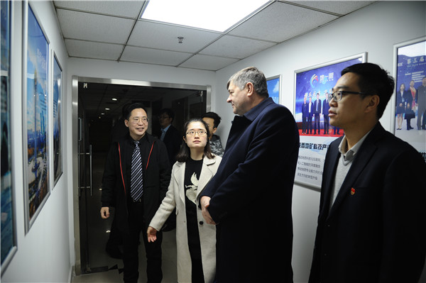 邱锋陪同吉尔吉斯共和国总统顾问一行考察高新区中亚科技服务站