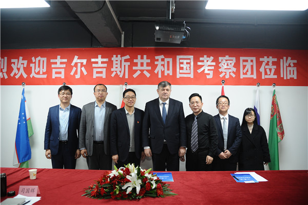 邱锋陪同吉尔吉斯共和国总统顾问一行考察高新区中亚科技服务站