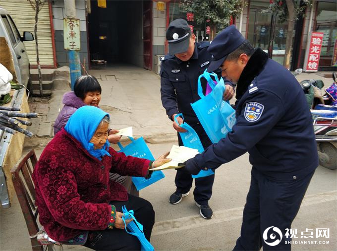 警务区民警安保利给群众发放宣传品