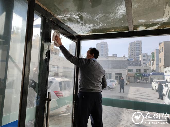 靖边交警城区二中队利用周末组织民警打扫营区 美化亮化“共同家园”