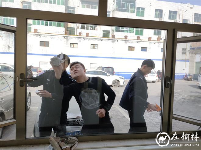 靖边交警城区二中队利用周末组织民警打扫营区 美化亮化“共同家园”