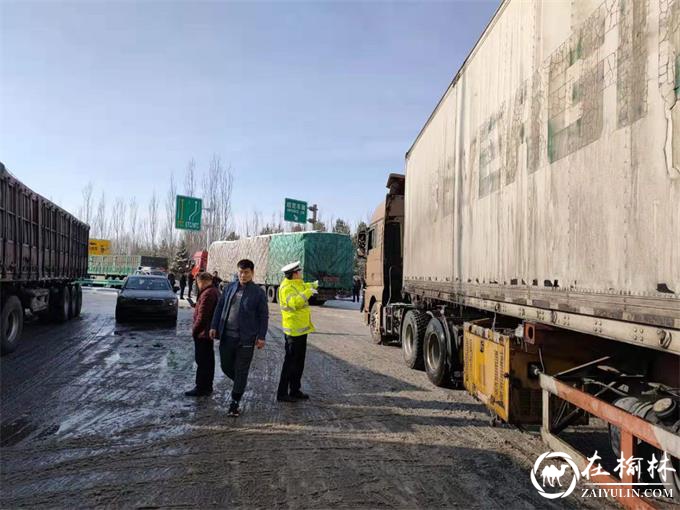 榆林靖边交警淤泥中连续奋战5小时疏导滞留百余辆大型车辆