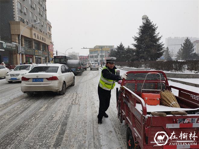 靖边交警：雪天坚守着初心履职着使命