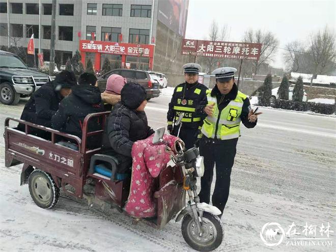 靖边交警：雪天坚守着初心履职着使命