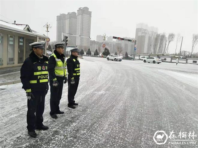 靖边交警：雪天坚守着初心履职着使命