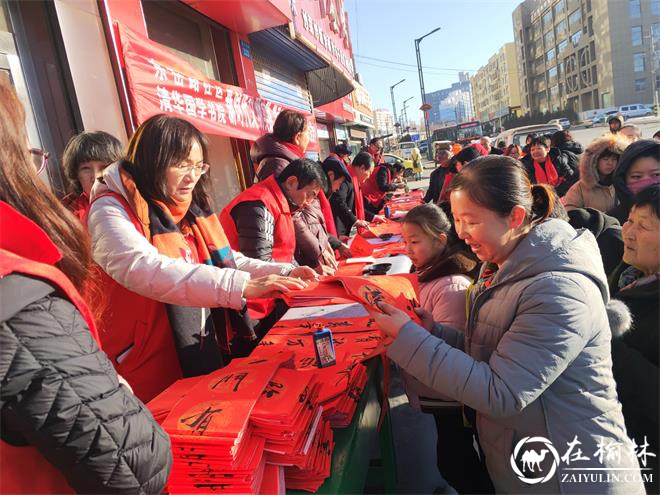新时代文明实践：墨香送来年味 春联传递爱心