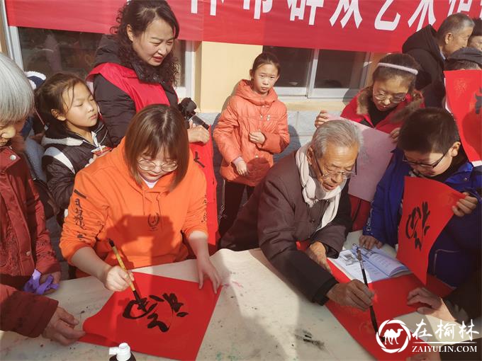 榆阳区金阳社区开展“笔墨迎新春 春联送祝福”活动