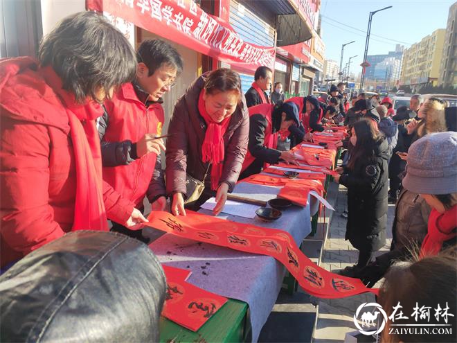 新时代文明实践：墨香送来年味 春联传递爱心