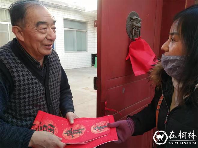 新时代文明实践：墨香送来年味 春联传递爱心