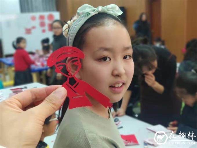 榆阳区明珠办长兴路社区公益剪纸班开课啦