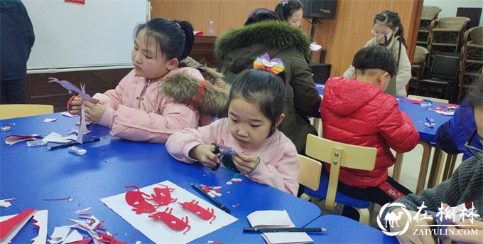 榆阳区明珠办长兴路社区公益剪纸班开课啦