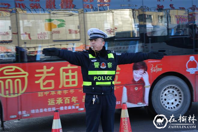 临近春节 靖边交警温暖守护平安路