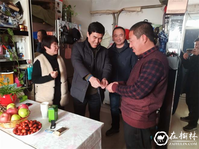 古城滩超限检测站慰问站困难职工