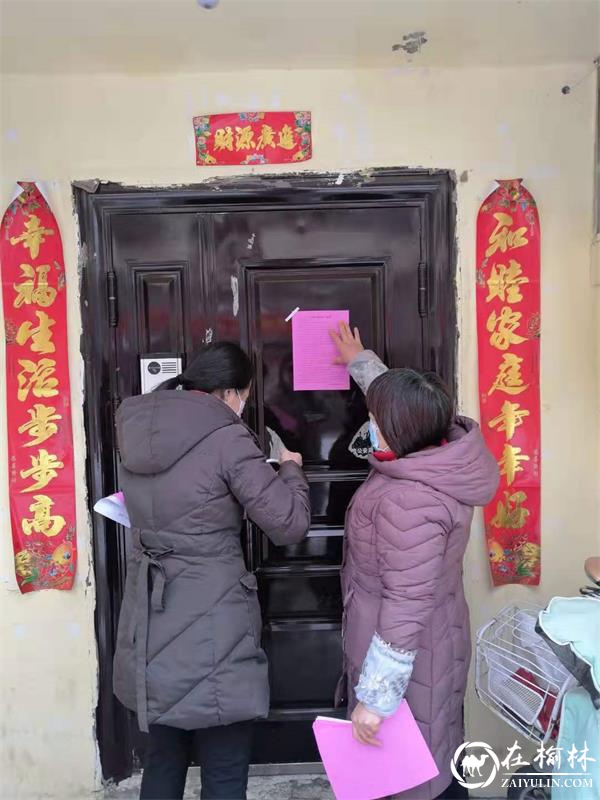 工作人员张贴宣传单