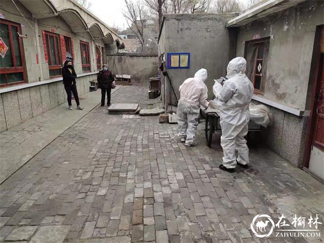 社区联动辖区卫生服务站为居家隔离人员测体温