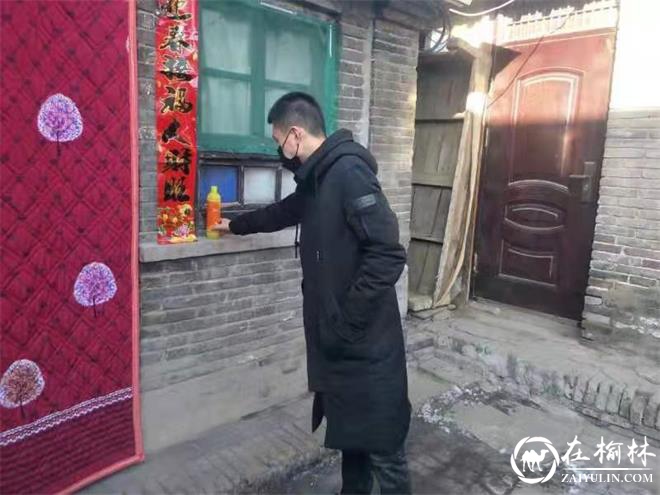 社区工作为重点人员发放消毒液、体温计