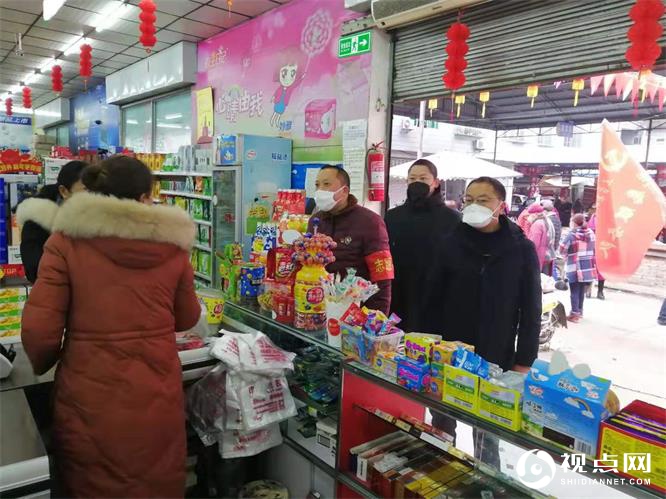 2月5日，新德镇党委书记冯普全一行在永乐超市检查商户商业经营行为，调查市场生活物资供应情况