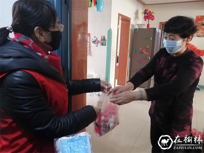 榆阳区驼峰办东岳路社区党支部为老党员送去口罩和汤圆