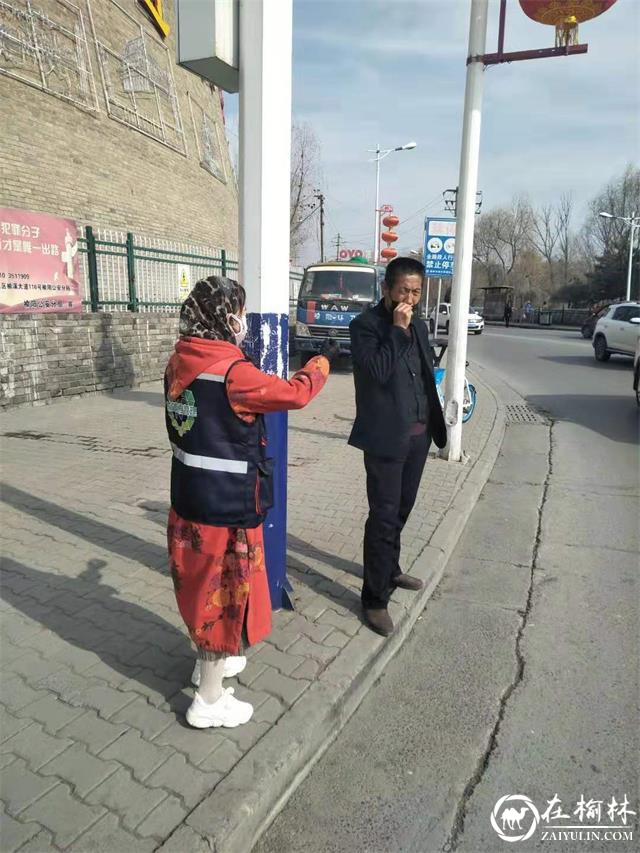 党员志愿者劝说居民佩戴口罩