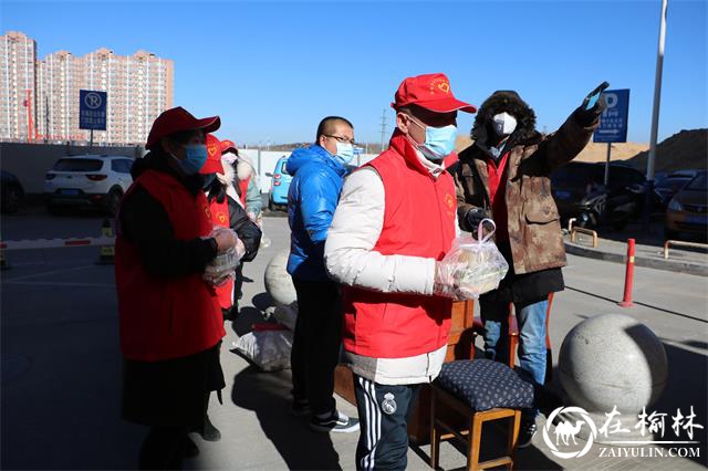平凡善举传递大爱 守望相助共抗疫情
