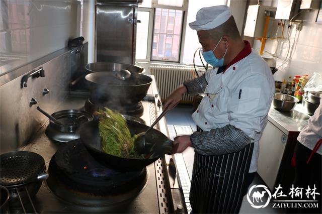 平凡善举传递大爱 守望相助共抗疫情