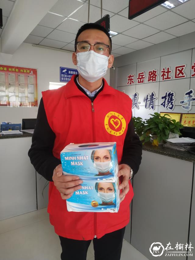 丁东亮向社区捐赠100个口罩