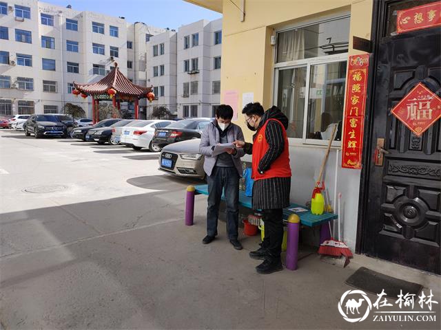 韩宇鹏向居民发放防疫知识宣传手册