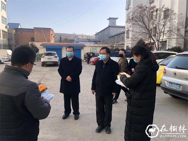 榆林市财政局领导到新明楼街道新楼社区慰问资助社区防疫工作