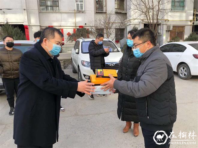 榆林市财政局领导到新明楼街道新楼社区慰问资助社区防疫工作