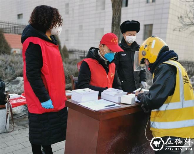 大学生孙轩西门值守
