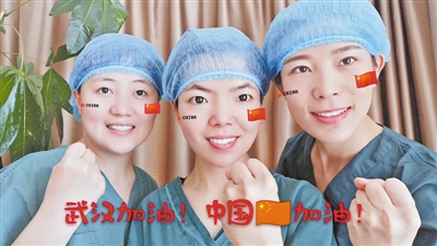 牛思倩（中）和战友们互相打气